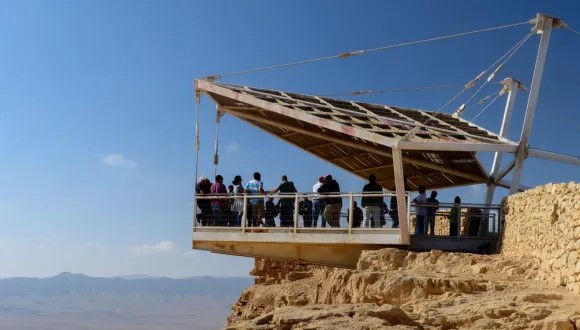 Cotler fellows 2024/25 on the Terrace Lookout in Mitzpe Ramon during one of the program's field trips